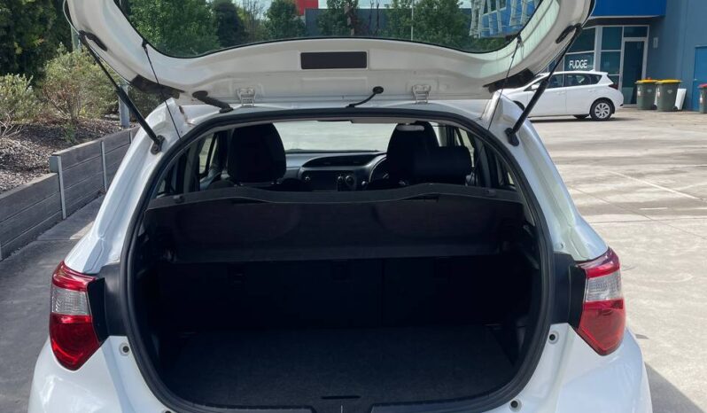 
								Toyota Prius-C 2016 full									