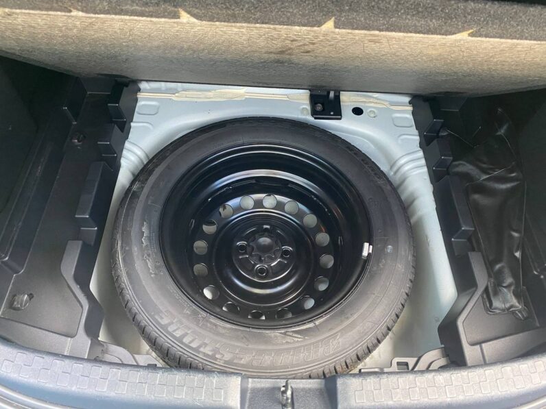 
								Toyota Prius-C 2016 full									