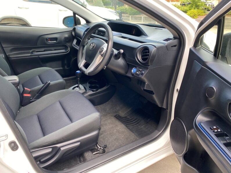 
								Toyota Prius-C 2016 full									