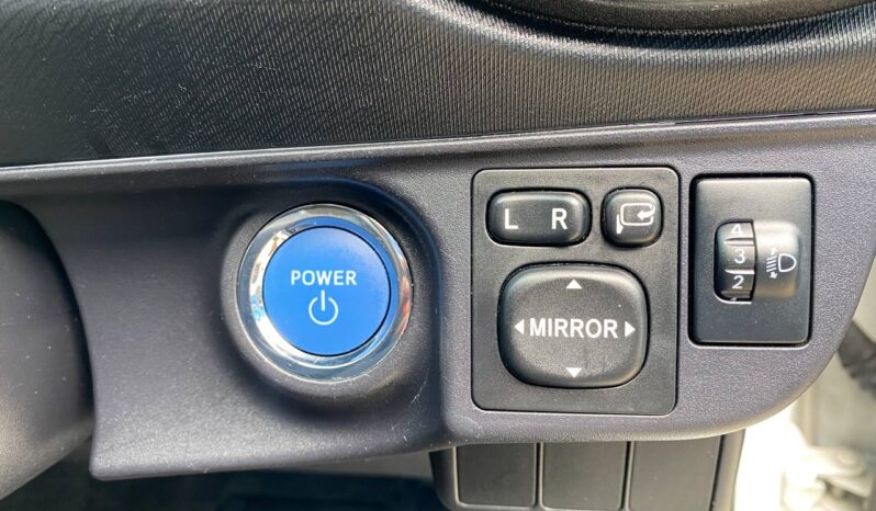 
								Toyota Prius-C 2016 full									