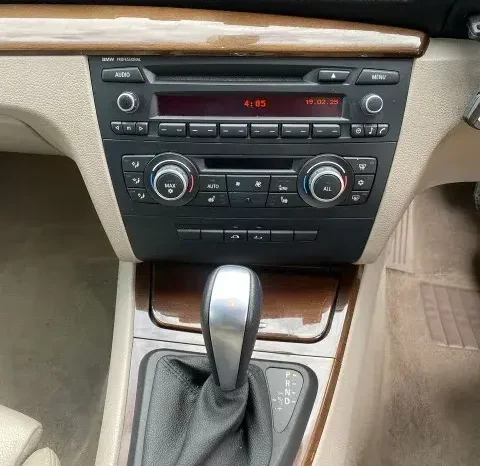 
								BMW 1 Series 120i Convertible 2011 full									