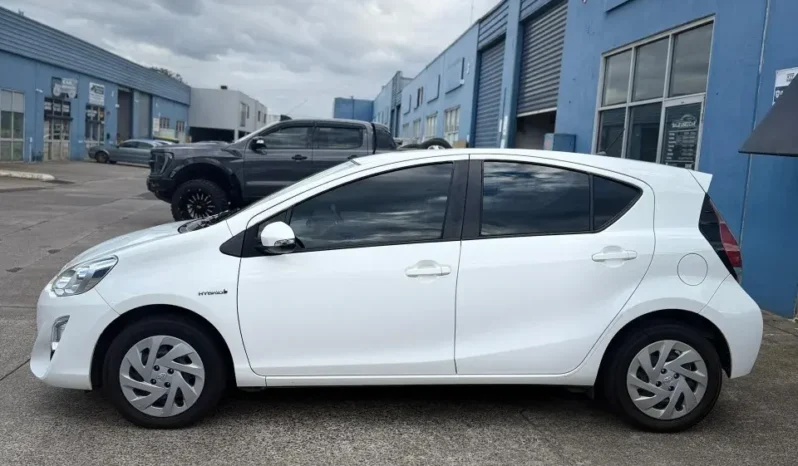 
								Toyota Prius C 2016 full									