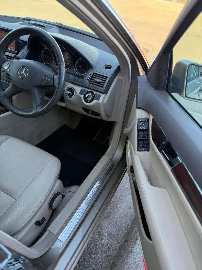 
								Mercedes-Benz C200 CGI AVANTGARDE 2010 full									